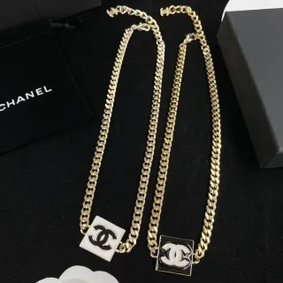 Chanel CC পেন্ডেন্ট নেকলেস গোল্ড টোন সাদা এবং কালো এনামেল নেকলেস