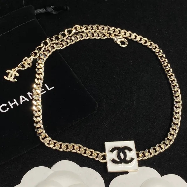 Chanel CC পেন্ডেন্ট নেকলেস গোল্ড টোন সাদা এবং কালো এনামেল নেকলেস 2