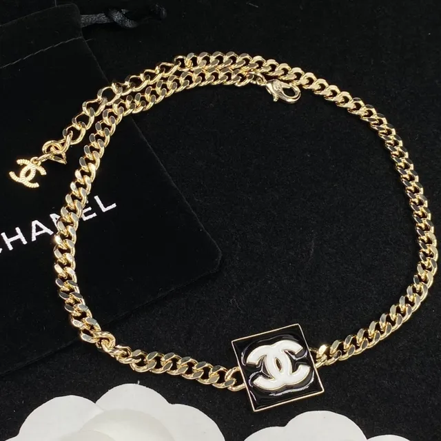 Chanel CC পেন্ডেন্ট নেকলেস গোল্ড টোন সাদা এবং কালো এনামেল নেকলেস 3