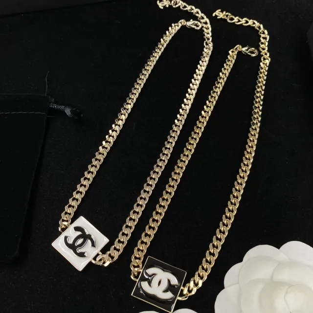 Chanel CC পেন্ডেন্ট নেকলেস গোল্ড টোন সাদা এবং কালো এনামেল নেকলেস 4