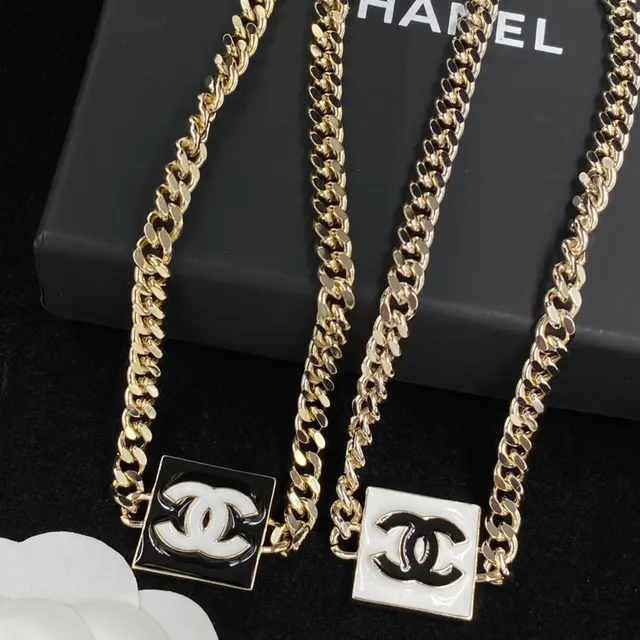 Chanel CC পেন্ডেন্ট নেকলেস গোল্ড টোন সাদা এবং কালো এনামেল নেকলেস 5