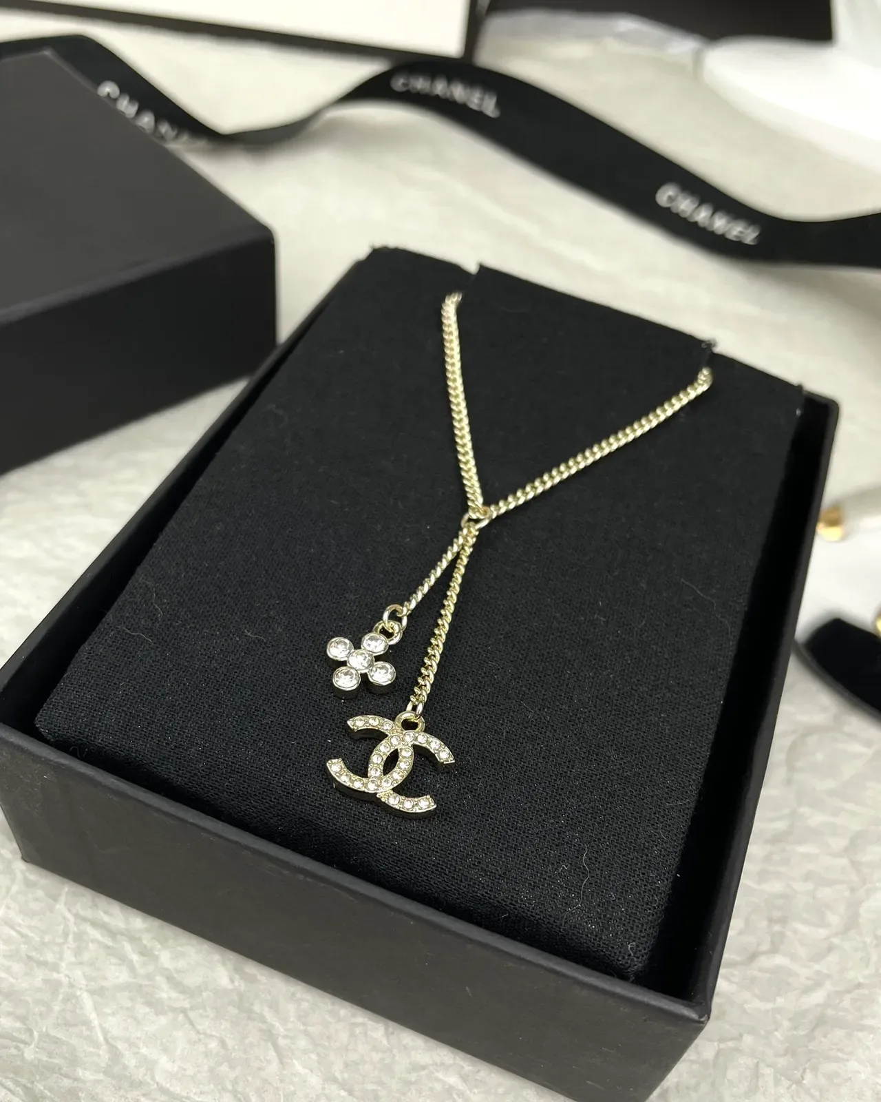 Collier Chanel CC Ribbon Chain Noir et Or 5