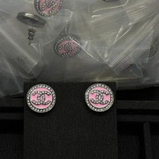 Chanel CC Stud أقراط مستديرة وردية فضية مينا