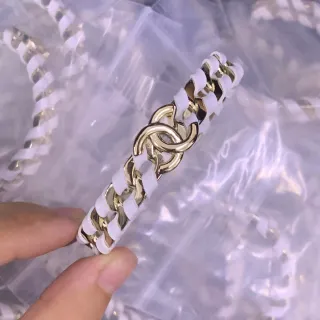 Chanel سوار سلسلة كلاسيكي أبيض وذهبي اللون معدني