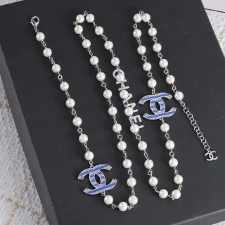 Chanel قلادة لؤلؤ كلاسيكية سلسلة بيضاء زرقاء مينا CC قلادة