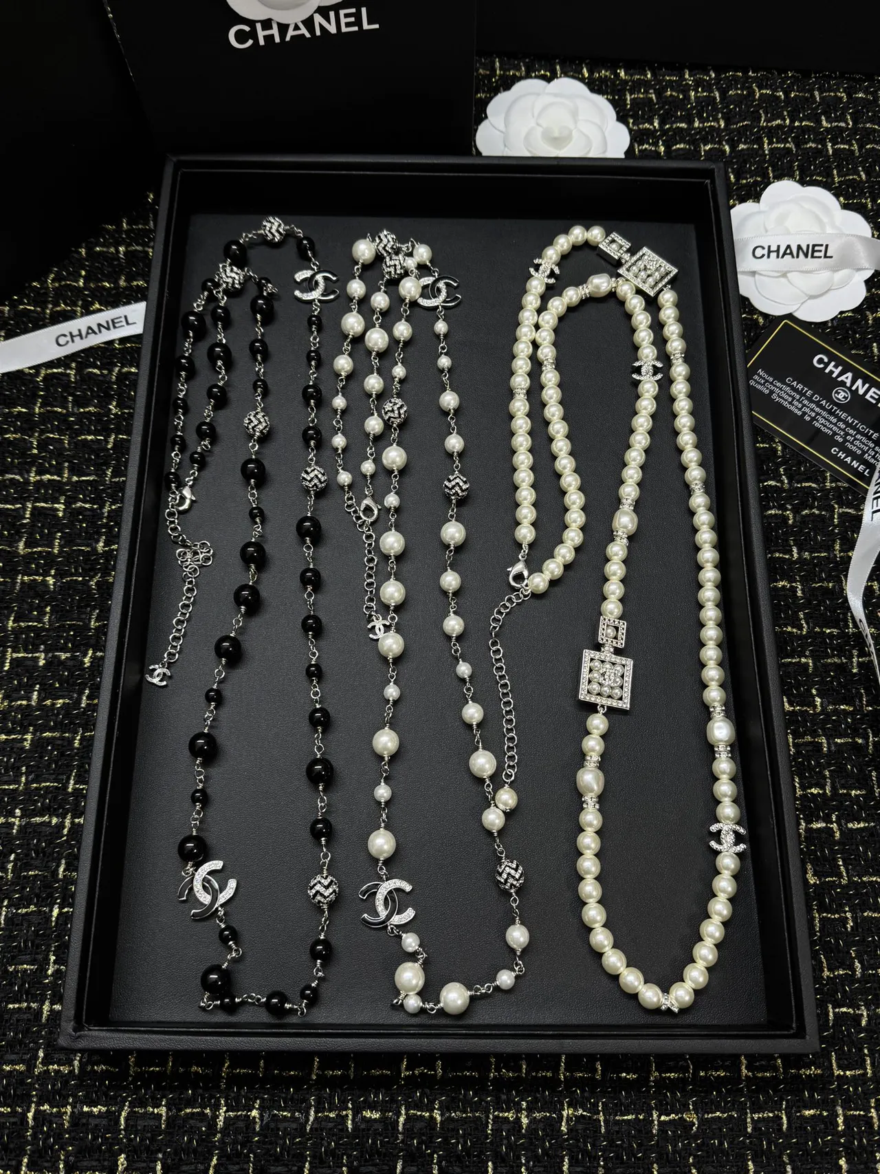 Chanel Collection de Bijoux de Fantaisie Ton Doré Perles Noir et Gris Cristal CC Papillon Perle Colliers 2