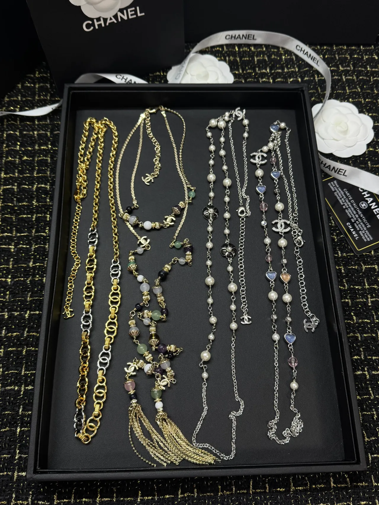 Chanel Collection de Bijoux de Fantaisie Ton Doré Perles Noir et Gris Cristal CC Papillon Perle Colliers 3