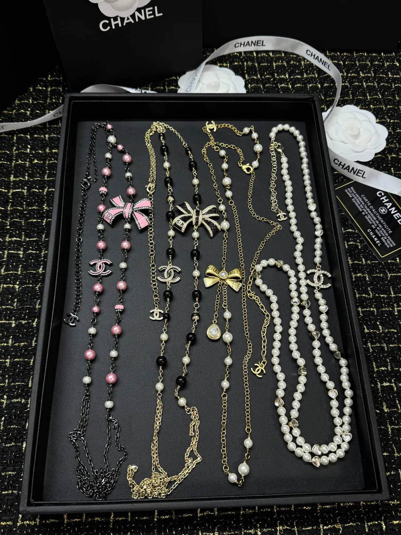 Chanel Collection de Bijoux de Fantaisie Ton Doré Perles Noir et Gris Cristal CC Papillon Perle Colliers 4
