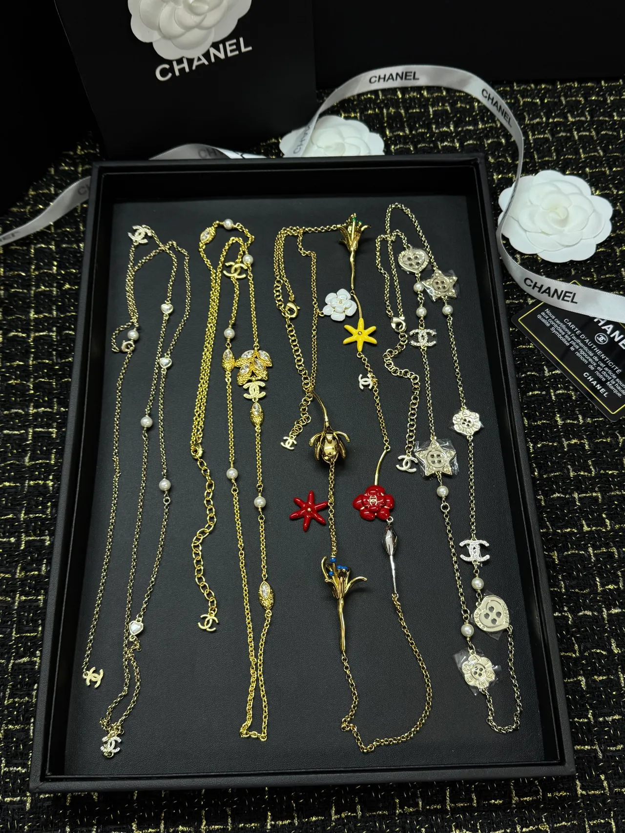 Chanel Collection de Bijoux de Fantaisie Ton Doré Perles Noir et Gris Cristal CC Papillon Perle Colliers 5