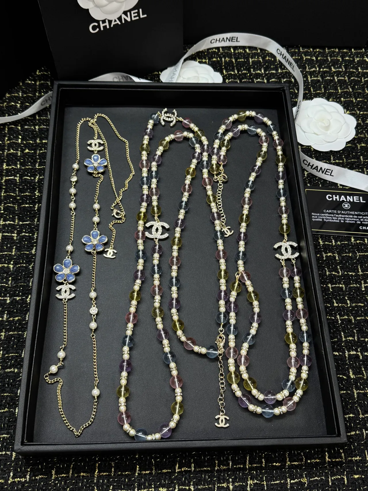 Chanel Collection de Bijoux de Fantaisie Ton Doré Perles Noir et Gris Cristal CC Papillon Perle Colliers 6