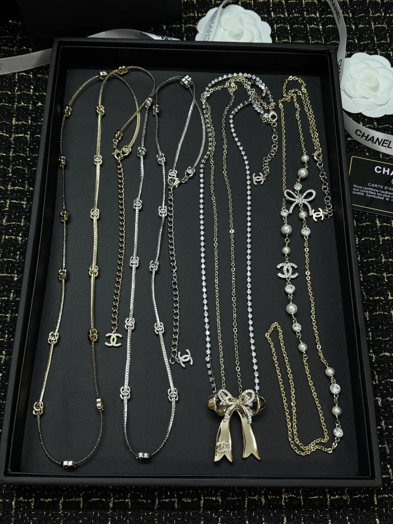 Chanel Collection de Bijoux de Fantaisie Ton Doré Perles Noir et Gris Cristal CC Papillon Perle Colliers 7