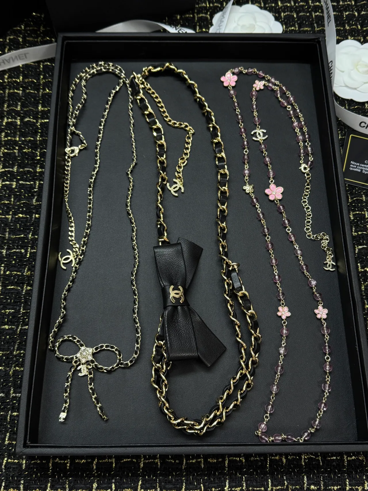 Chanel Collection de Bijoux de Fantaisie Ton Doré Perles Noir et Gris Cristal CC Papillon Perle Colliers 8