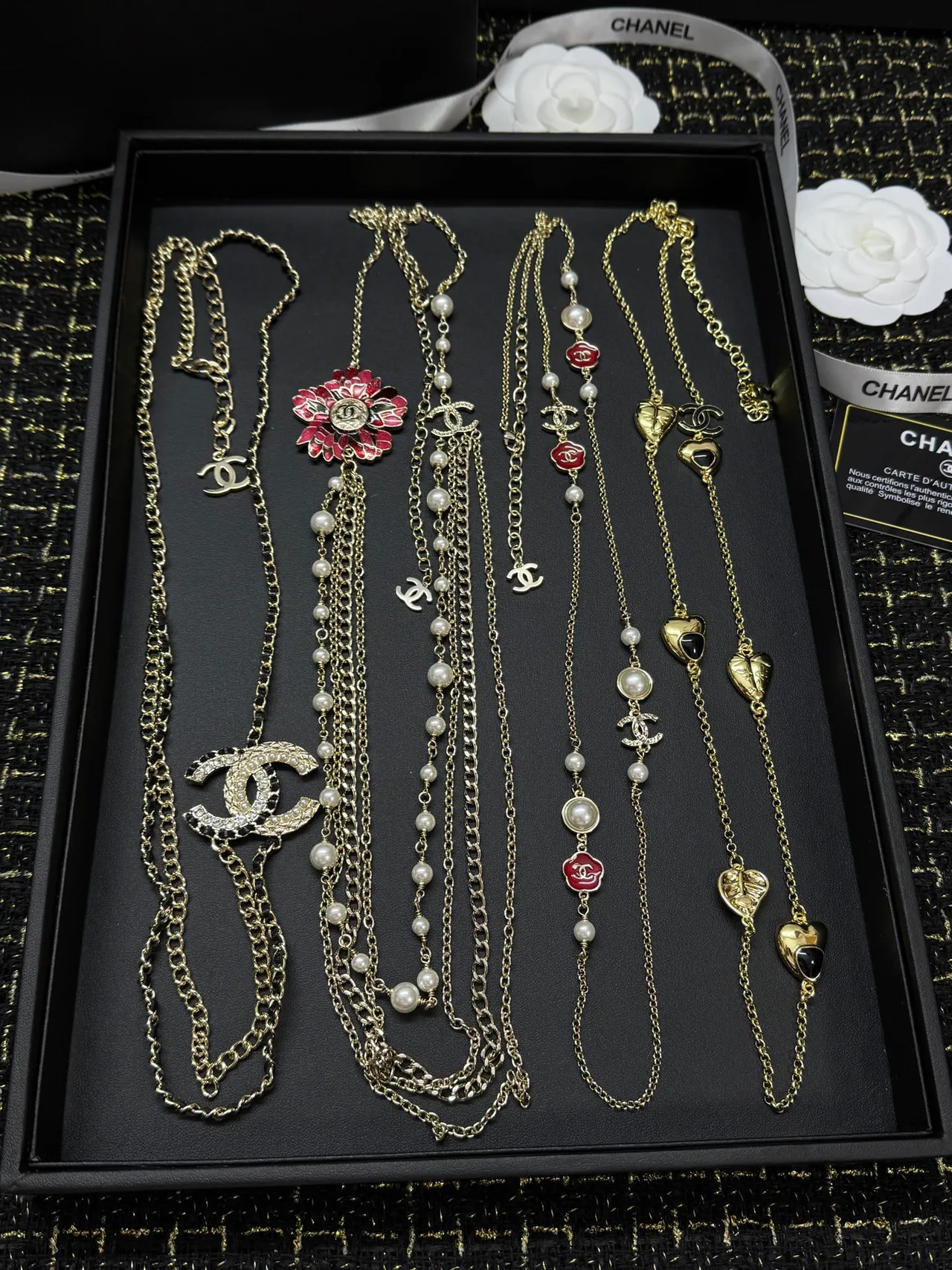 Chanel Collection de Bijoux de Fantaisie Ton Doré Perles Noir et Gris Cristal CC Papillon Perle Colliers 9
