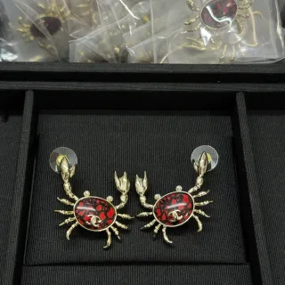 Chanel Crab أقراط بيضاوية الجسم مينا أحمر ذهبي