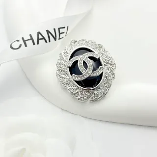 Chanel स्फटिक-जड़ित कैमेलिया CC Logo ब्रोच