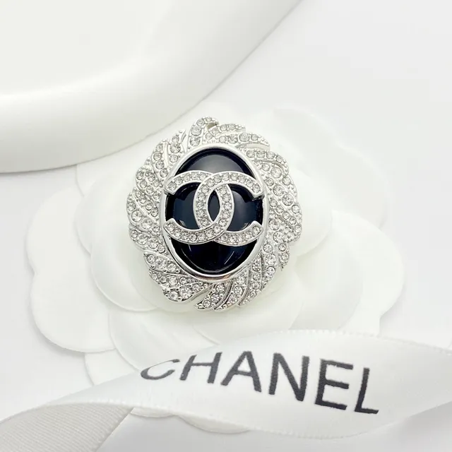 Chanel स्फटिक-जड़ित कैमेलिया CC Logo ब्रोच 2