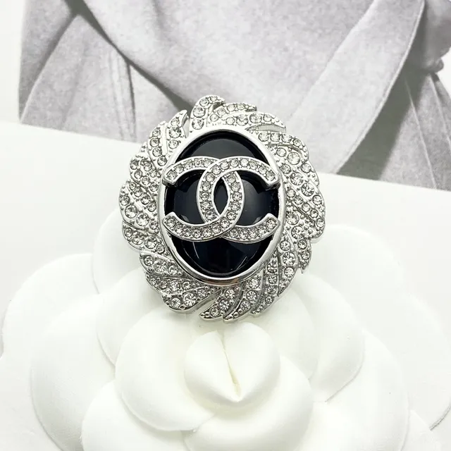 Chanel स्फटिक-जड़ित कैमेलिया CC Logo ब्रोच 3