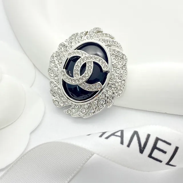 Chanel स्फटिक-जड़ित कैमेलिया CC Logo ब्रोच 4