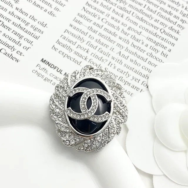 Chanel स्फटिक-जड़ित कैमेलिया CC Logo ब्रोच 6