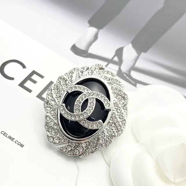 Chanel स्फटिक-जड़ित कैमेलिया CC Logo ब्रोच 8