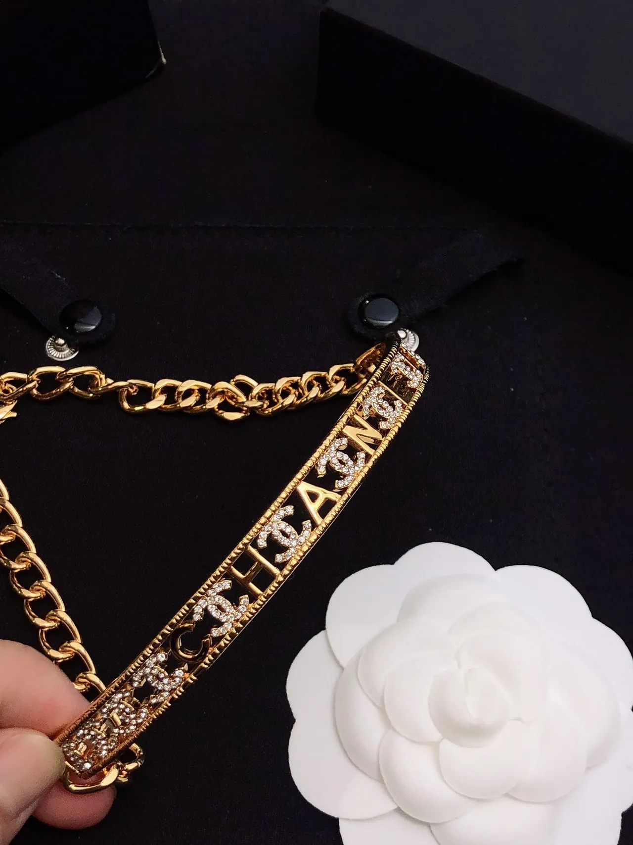 Chanel Gravado Banda Choker Ouro Preto Rigido Pavé Detalhamento Cristal Colar 2