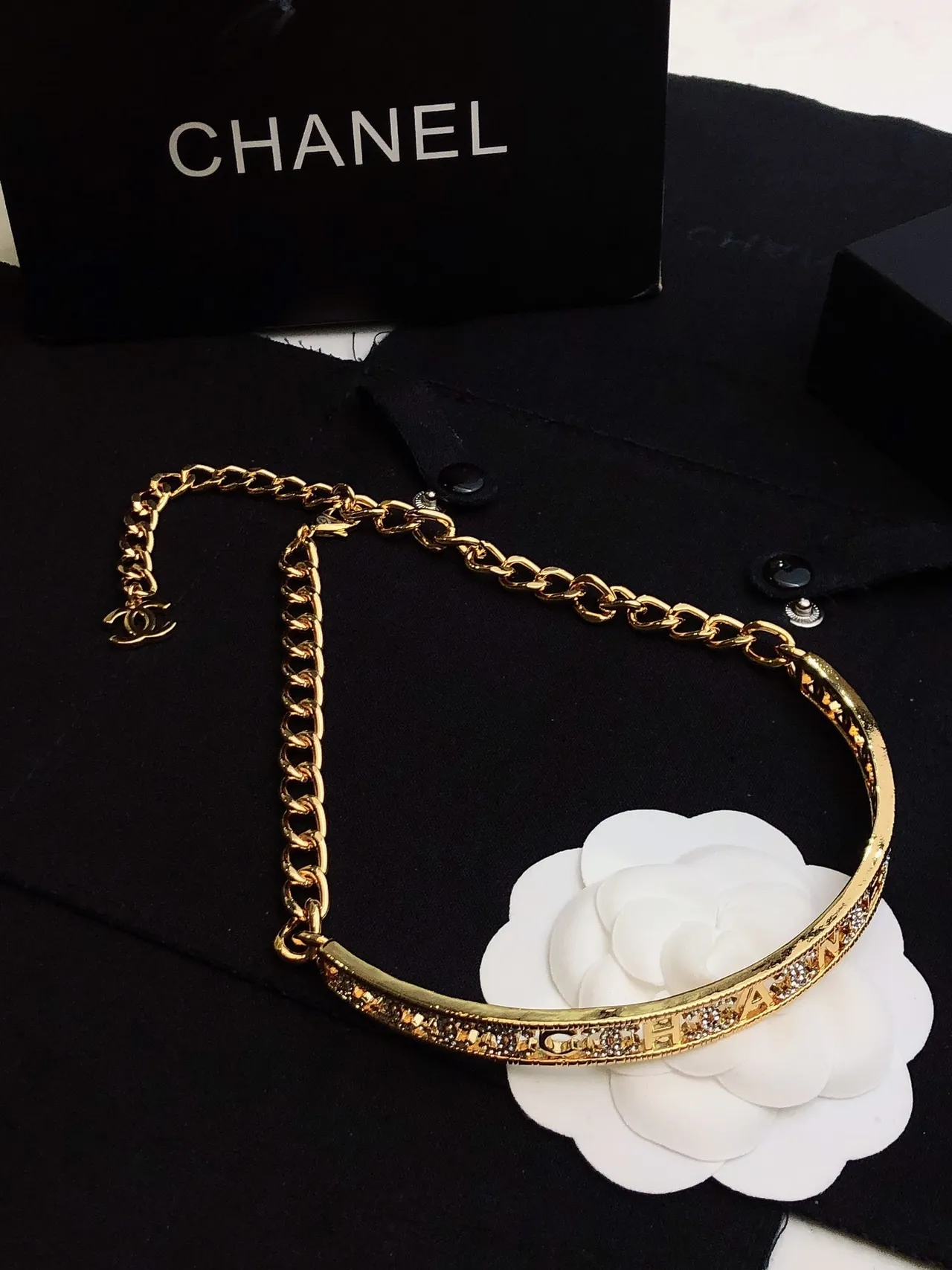 Chanel Gravado Banda Choker Ouro Preto Rigido Pavé Detalhamento Cristal Colar 3