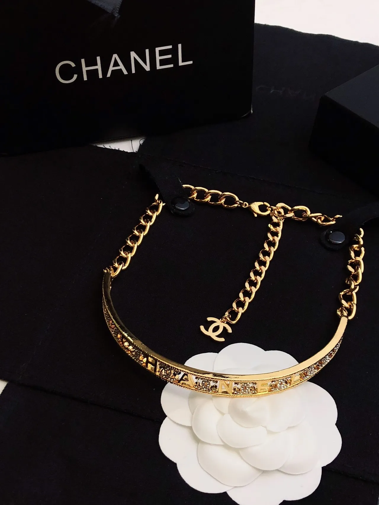Chanel Gravado Banda Choker Ouro Preto Rigido Pavé Detalhamento Cristal Colar 4
