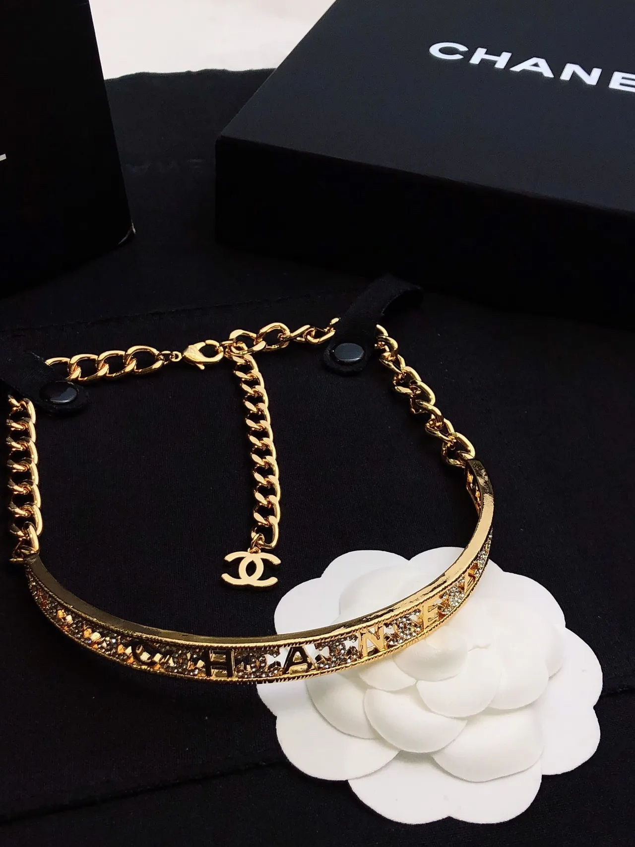 Chanel Gravado Banda Choker Ouro Preto Rigido Pavé Detalhamento Cristal Colar 6