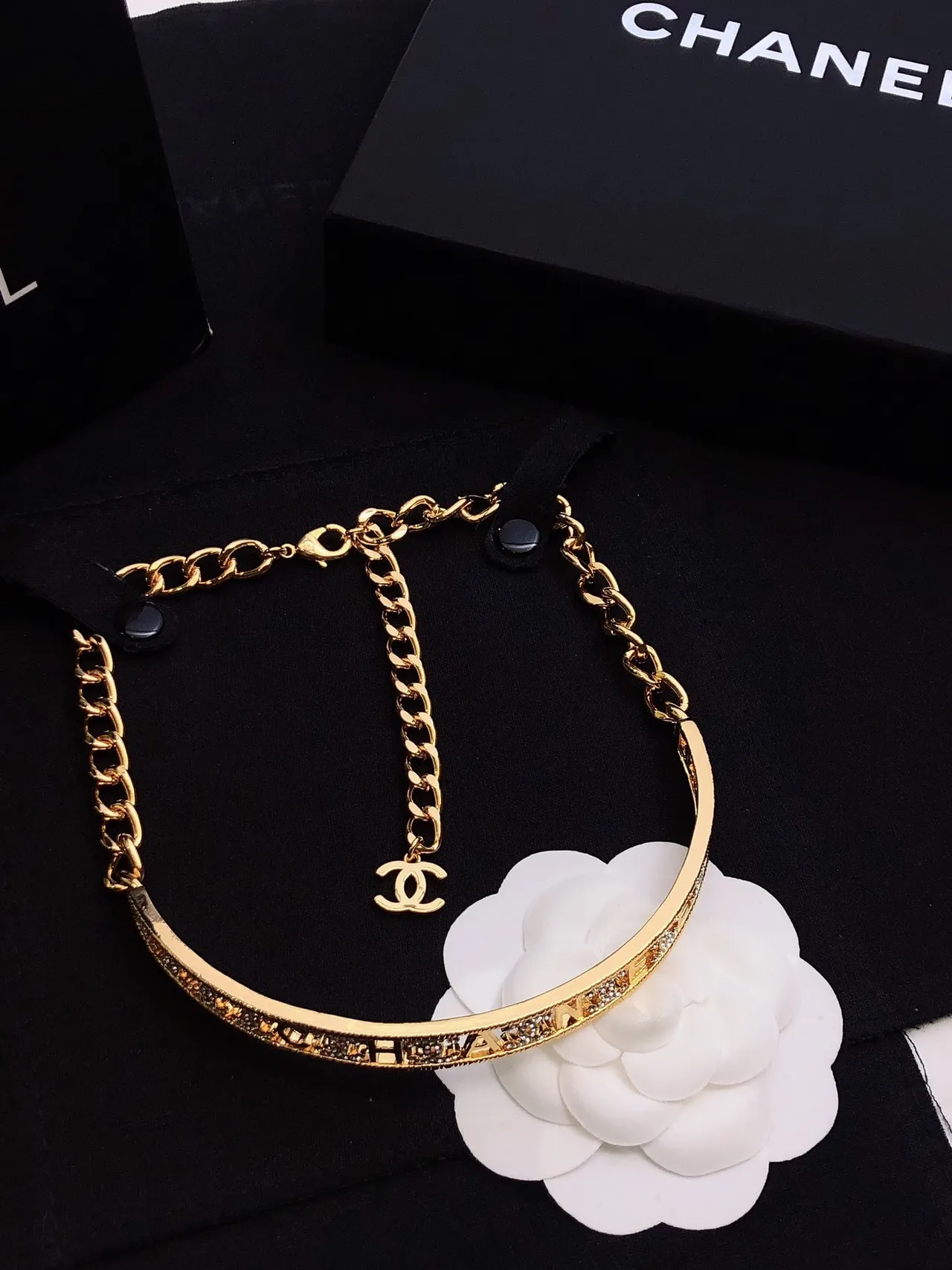 Chanel Gravado Banda Choker Ouro Preto Rigido Pavé Detalhamento Cristal Colar 7