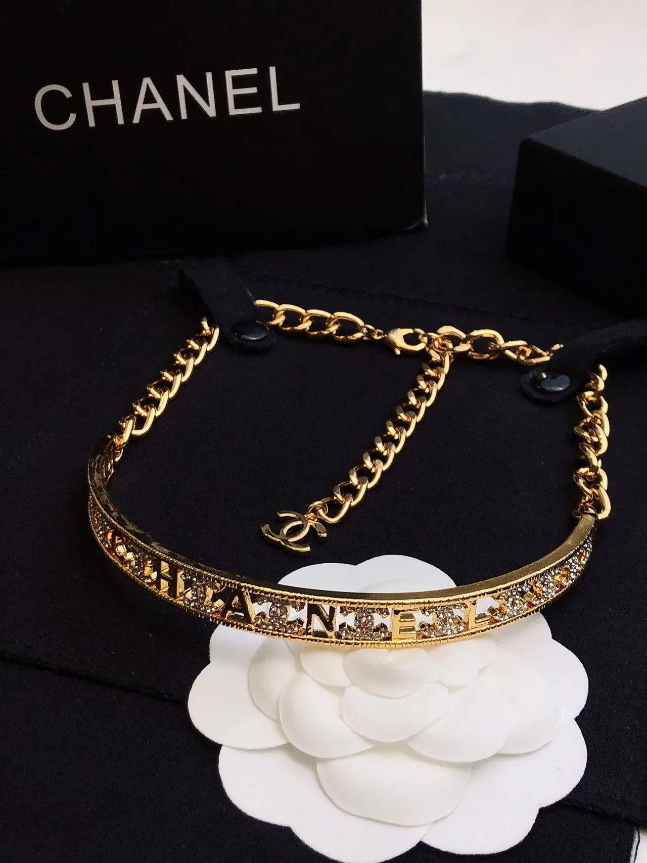 Chanel Gravado Banda Choker Ouro Preto Rigido Pavé Detalhamento Cristal Colar 8