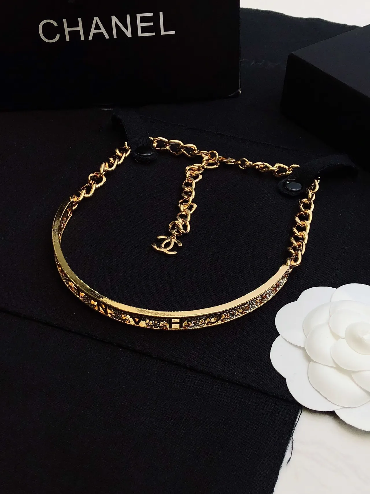 Chanel Gravado Banda Choker Ouro Preto Rigido Pavé Detalhamento Cristal Colar 9