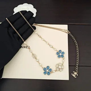 Chanel قلادة زهرية أزرق مينية لؤلؤ كريستالية