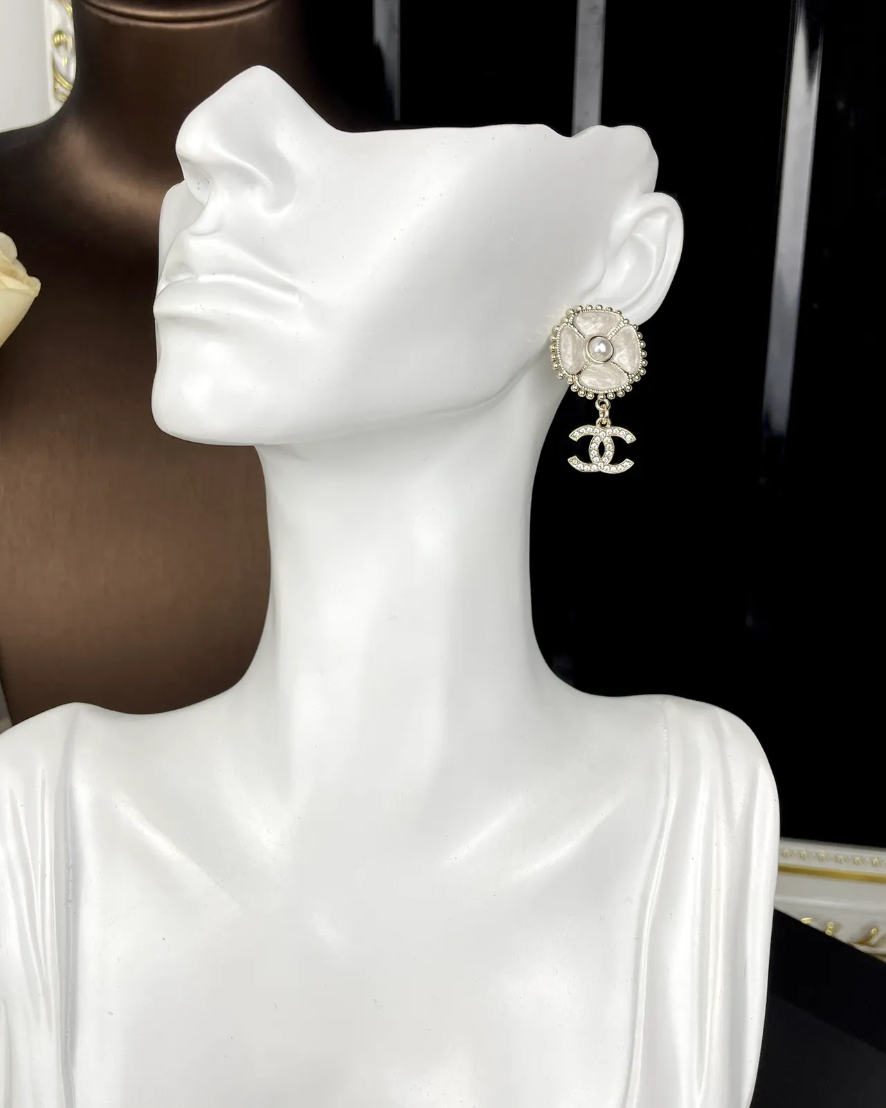 Chanel Floral CC أقراط ستد أبيض فضي شكل زهرة مركز لؤلؤ 3