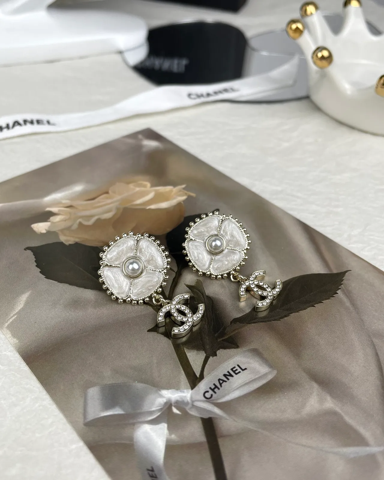 Chanel Floral CC أقراط ستد أبيض فضي شكل زهرة مركز لؤلؤ 4