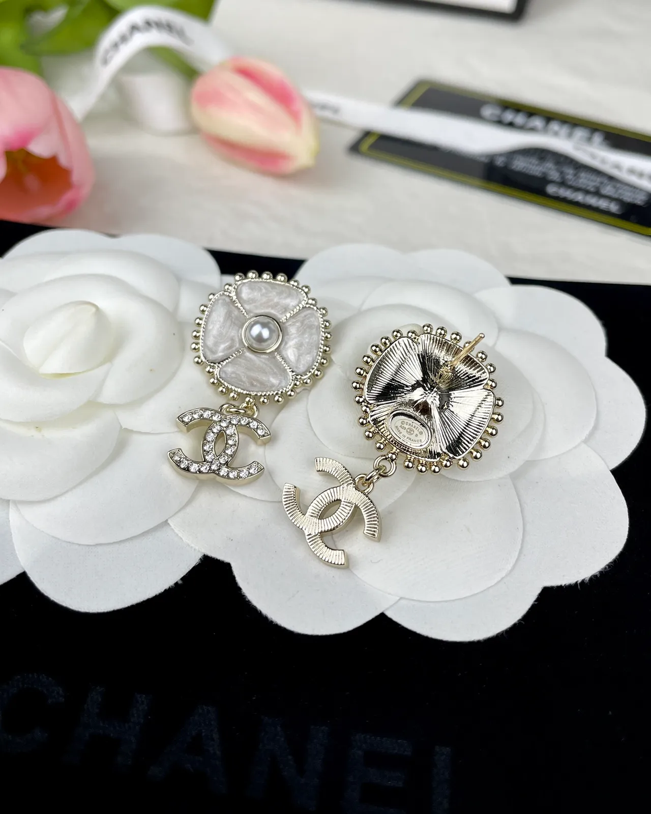 Chanel Floral CC أقراط ستد أبيض فضي شكل زهرة مركز لؤلؤ 5