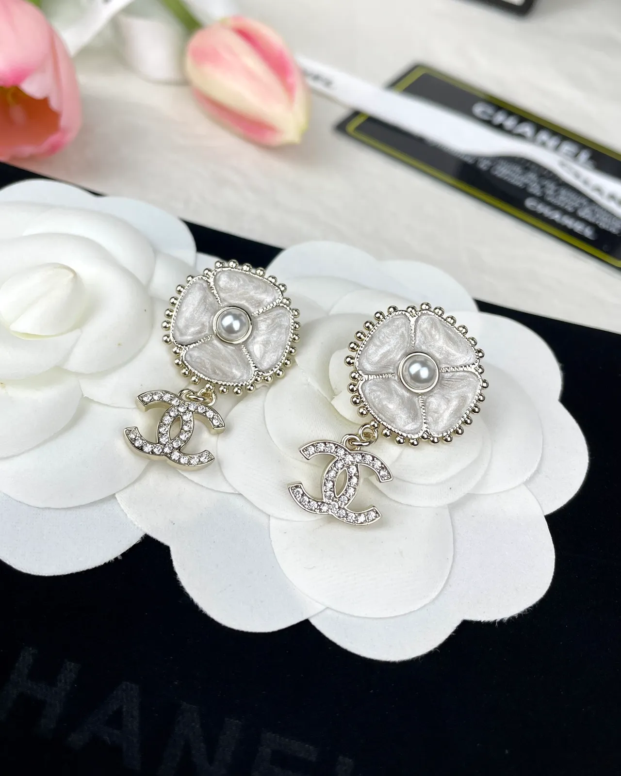Chanel Floral CC أقراط ستد أبيض فضي شكل زهرة مركز لؤلؤ 6