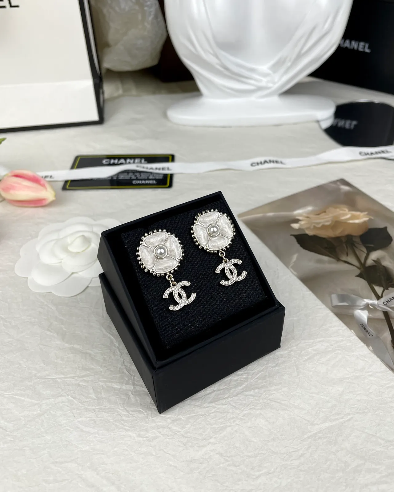 Chanel Floral CC أقراط ستد أبيض فضي شكل زهرة مركز لؤلؤ 7