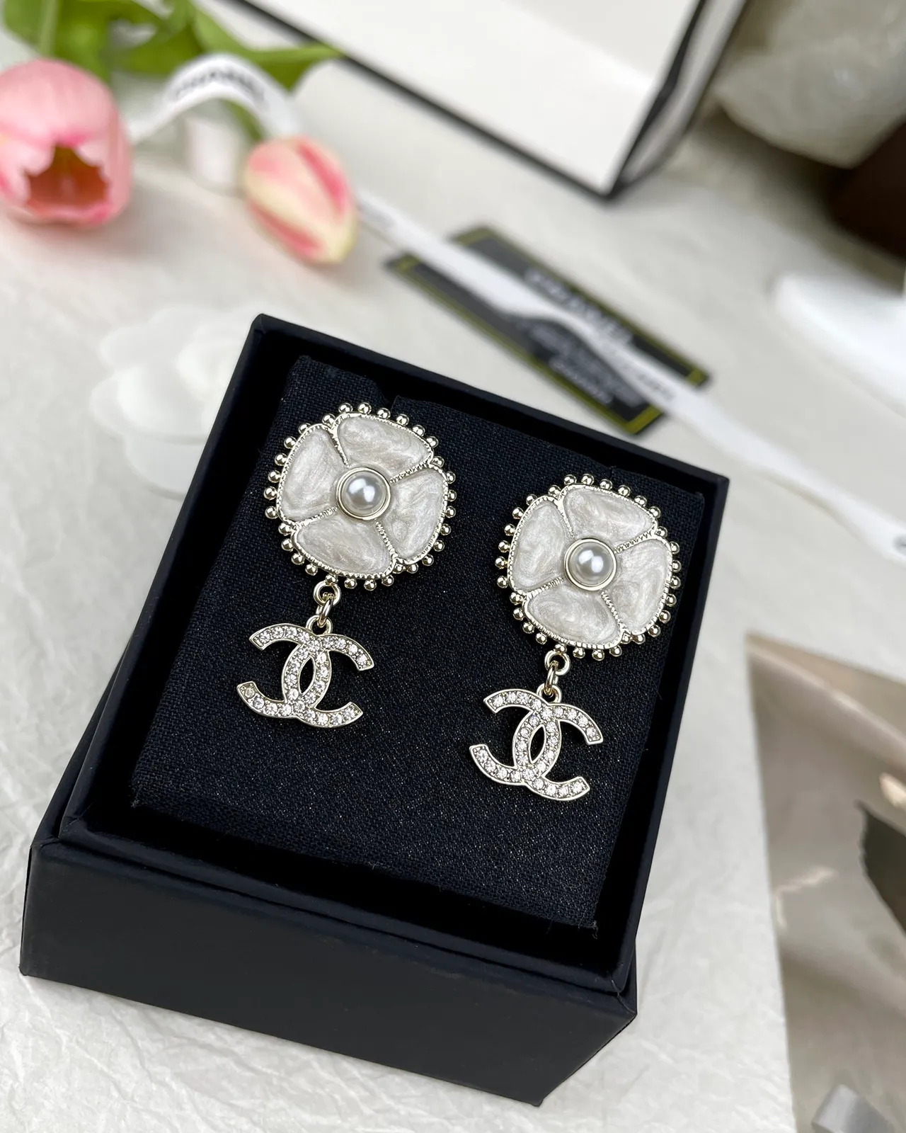 Chanel Floral CC أقراط ستد أبيض فضي شكل زهرة مركز لؤلؤ 8