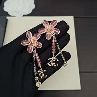 Chanel أقراط زهور وردية من الراتنج واللون الذهبي CC Logo