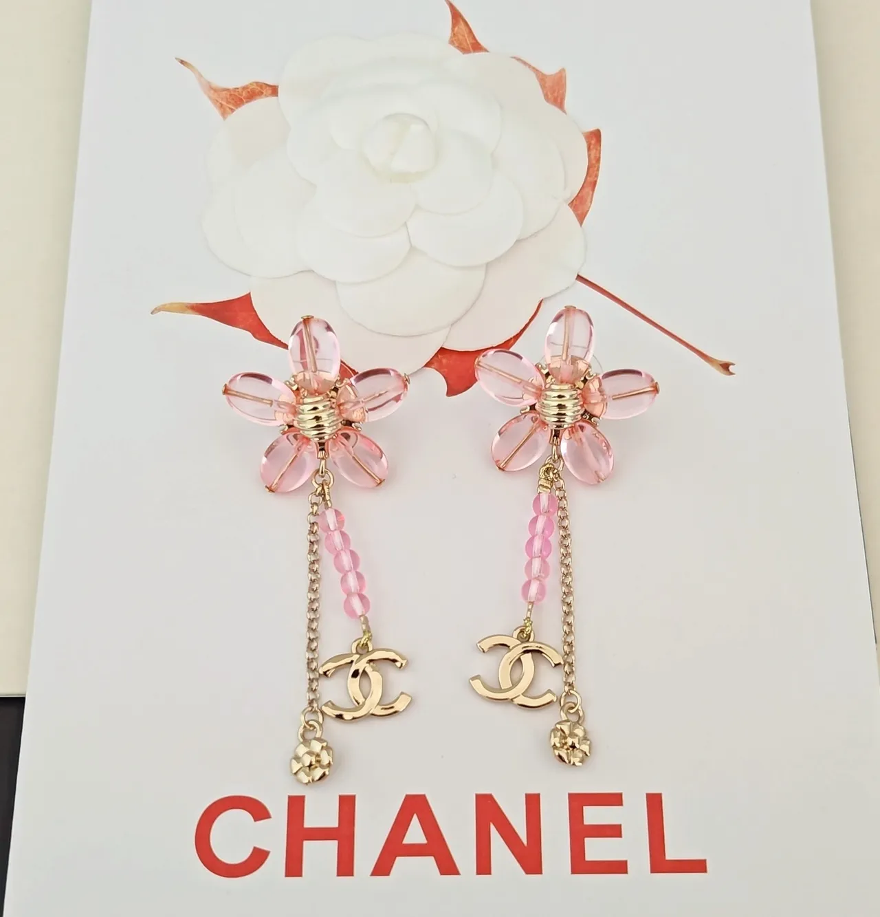 Chanel أقراط زهور وردية من الراتنج واللون الذهبي CC Logo 2