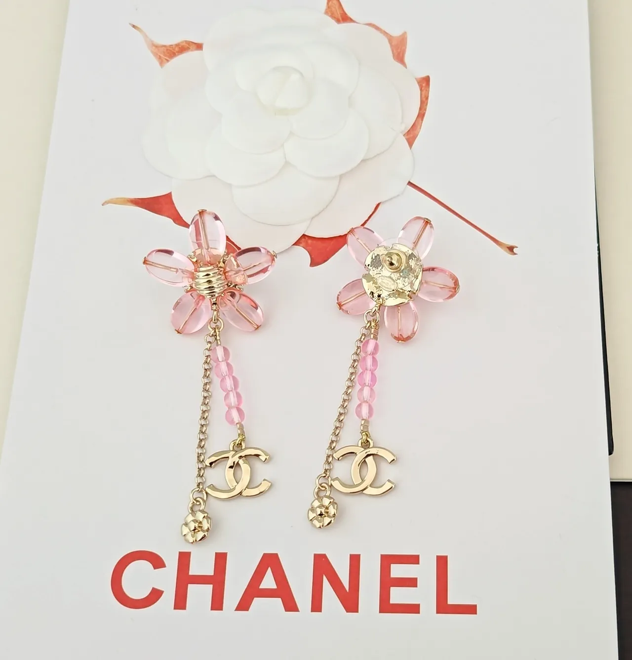 Chanel أقراط زهور وردية من الراتنج واللون الذهبي CC Logo 3