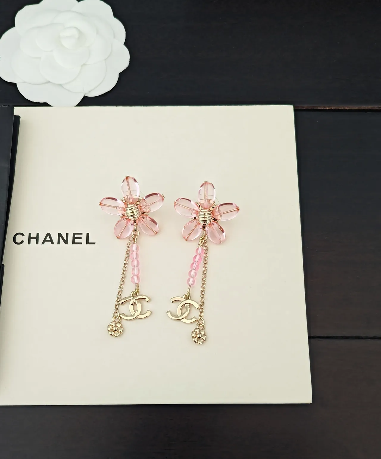Chanel أقراط زهور وردية من الراتنج واللون الذهبي CC Logo 5