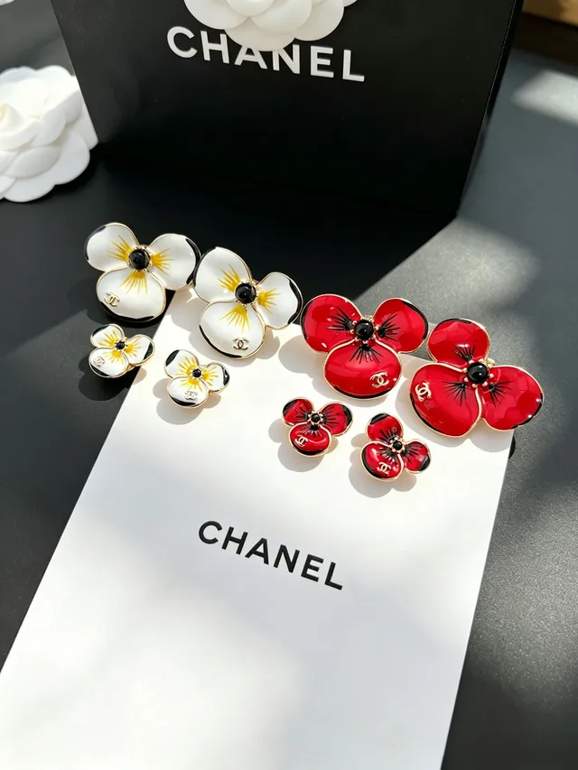 Chanel Boucles d'oreilles Florale Coquelicot Rouge Noir Brillant Émail Silhouette 6