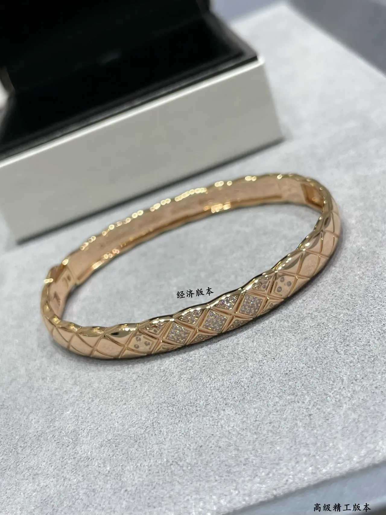 Chanel سوار ذهب فضة نقش ماسي مبطن Pavé بلوري 2