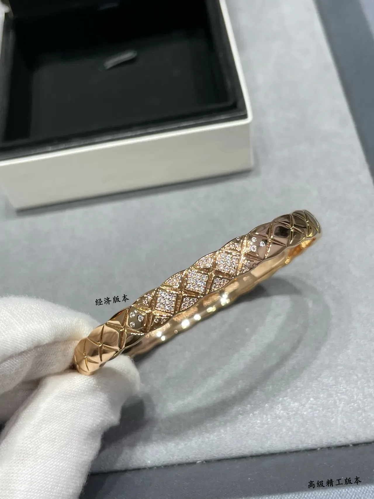 Chanel سوار ذهب فضة نقش ماسي مبطن Pavé بلوري 3