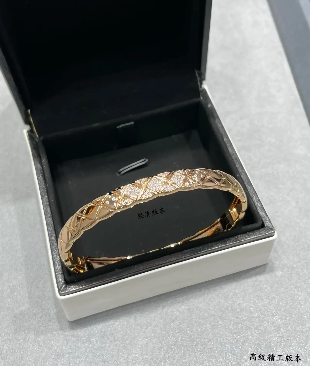 Chanel سوار ذهب فضة نقش ماسي مبطن Pavé بلوري 4