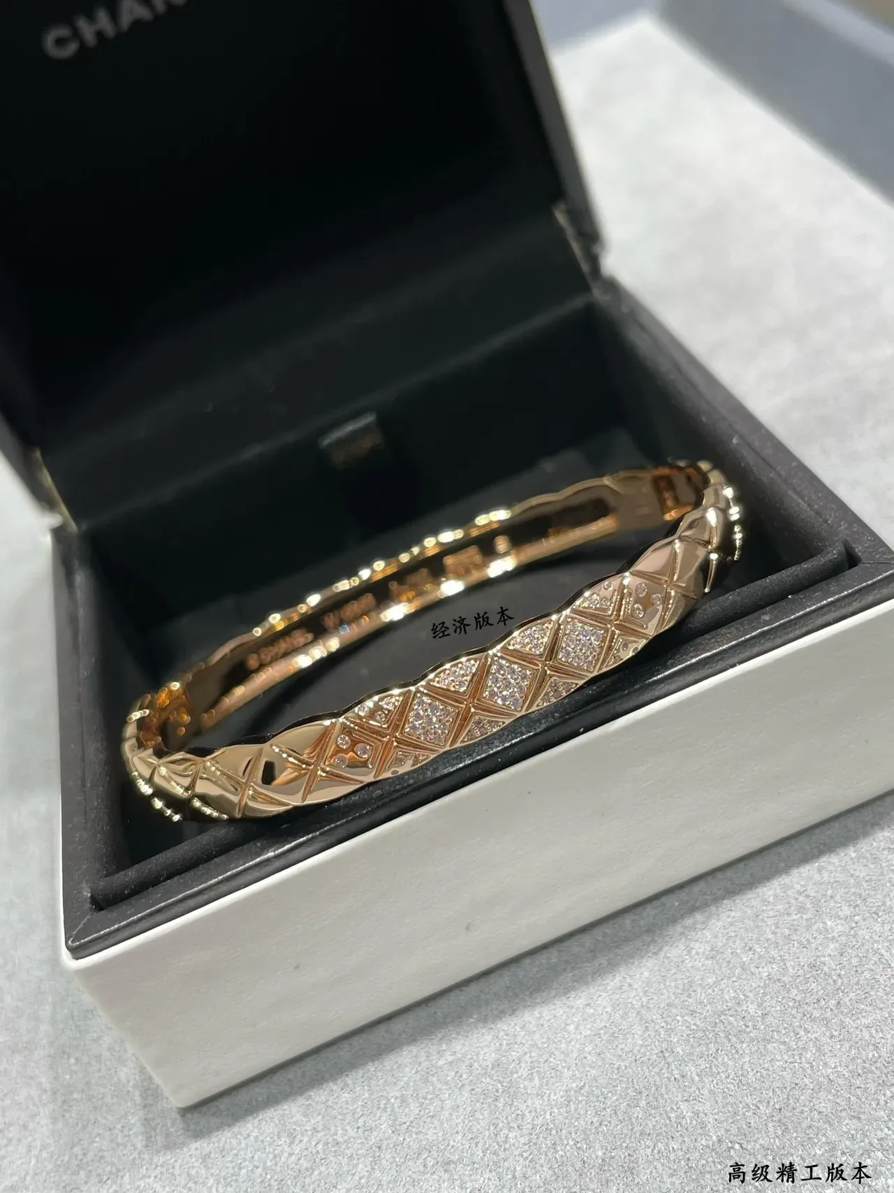 Chanel سوار ذهب فضة نقش ماسي مبطن Pavé بلوري 5