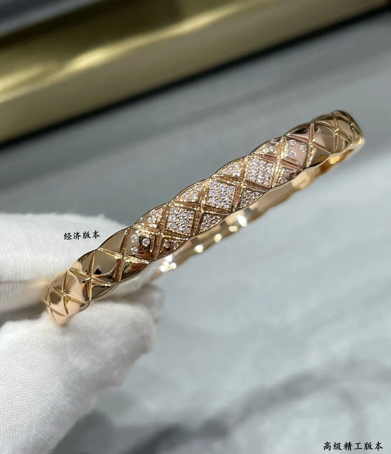 Chanel سوار ذهب فضة نقش ماسي مبطن Pavé بلوري 8