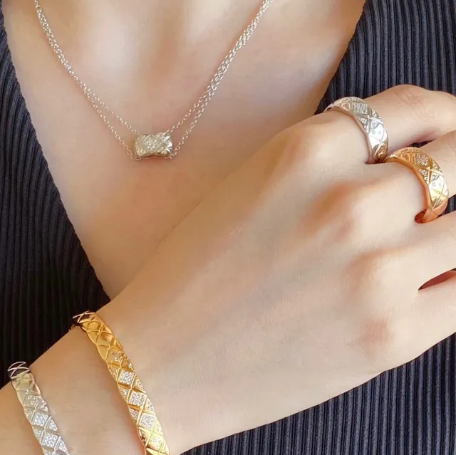 Chanel Anillo de Oro y Plata Acolchado Pavé Rosa 9