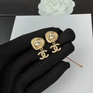 Chanel aretes dorados transparentes con textura swirl en la parte superior Pavé-Crystal CC Logo